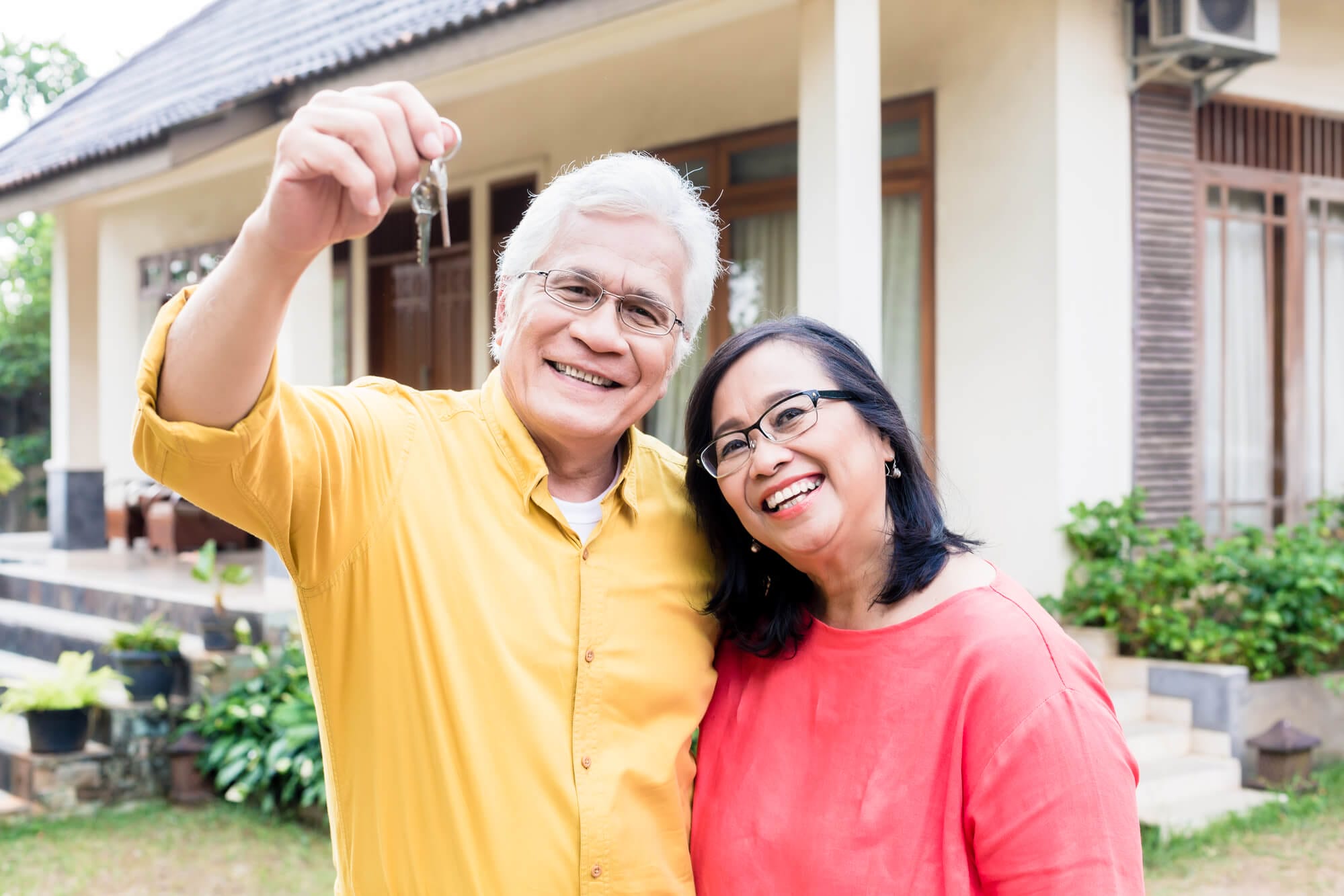 babby boomers receiving the key to downsized home